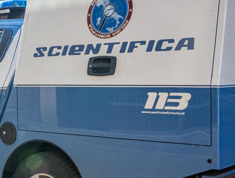 Roma, accoltella l’amica alla schiena durante lite per un ragazzo: arrestata 19enne
