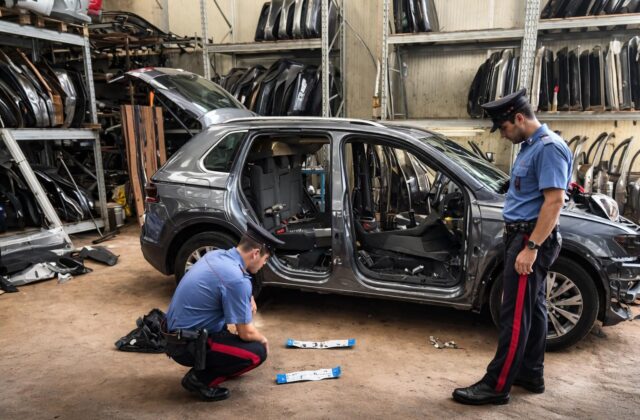 Scoperta officina per auto rubate alla Borghesiana: cinque fermi e un allarme sicurezza
