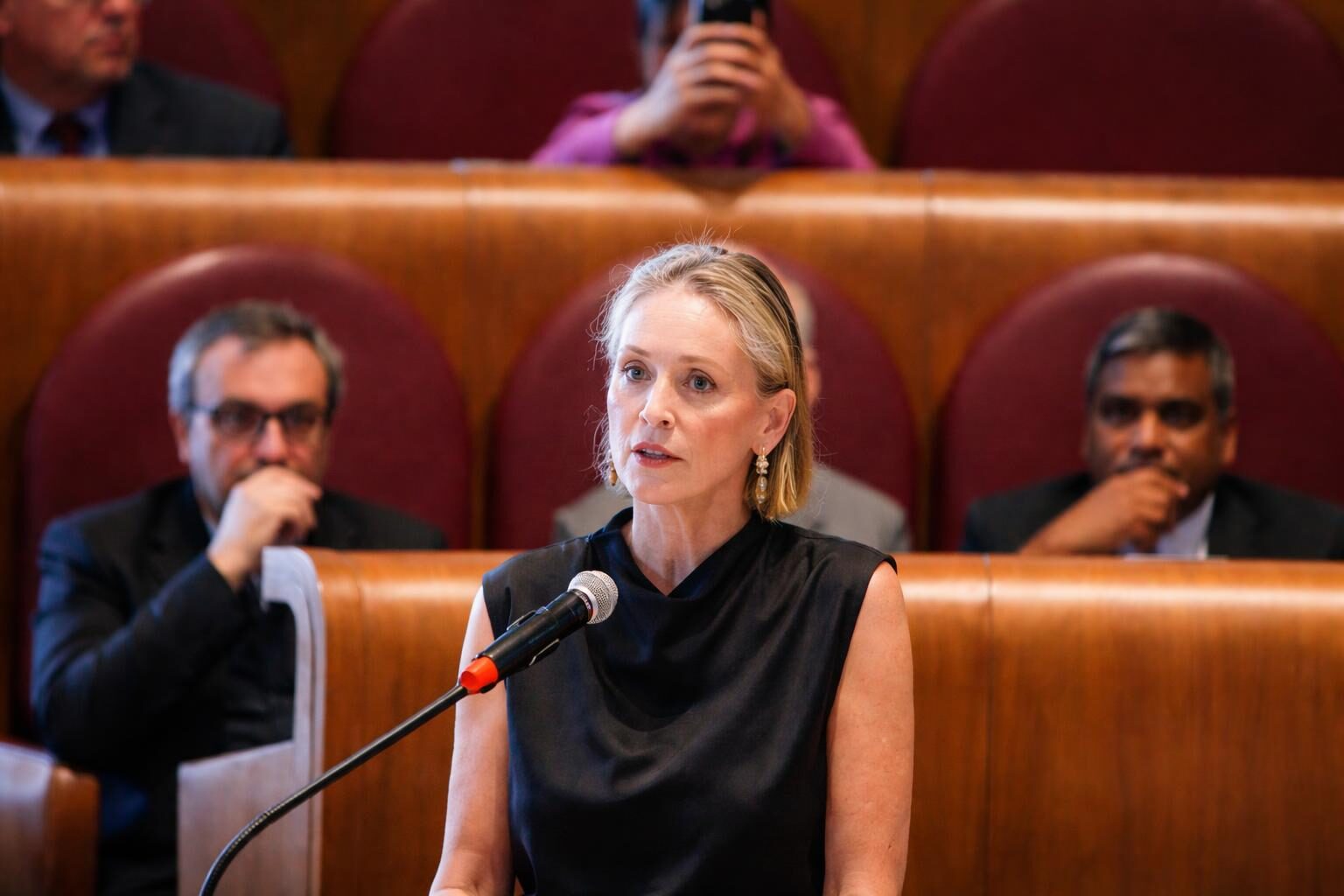 Sharon Stone al Campidoglio: La dignità umana non è un algoritmo, ma chi la difende?