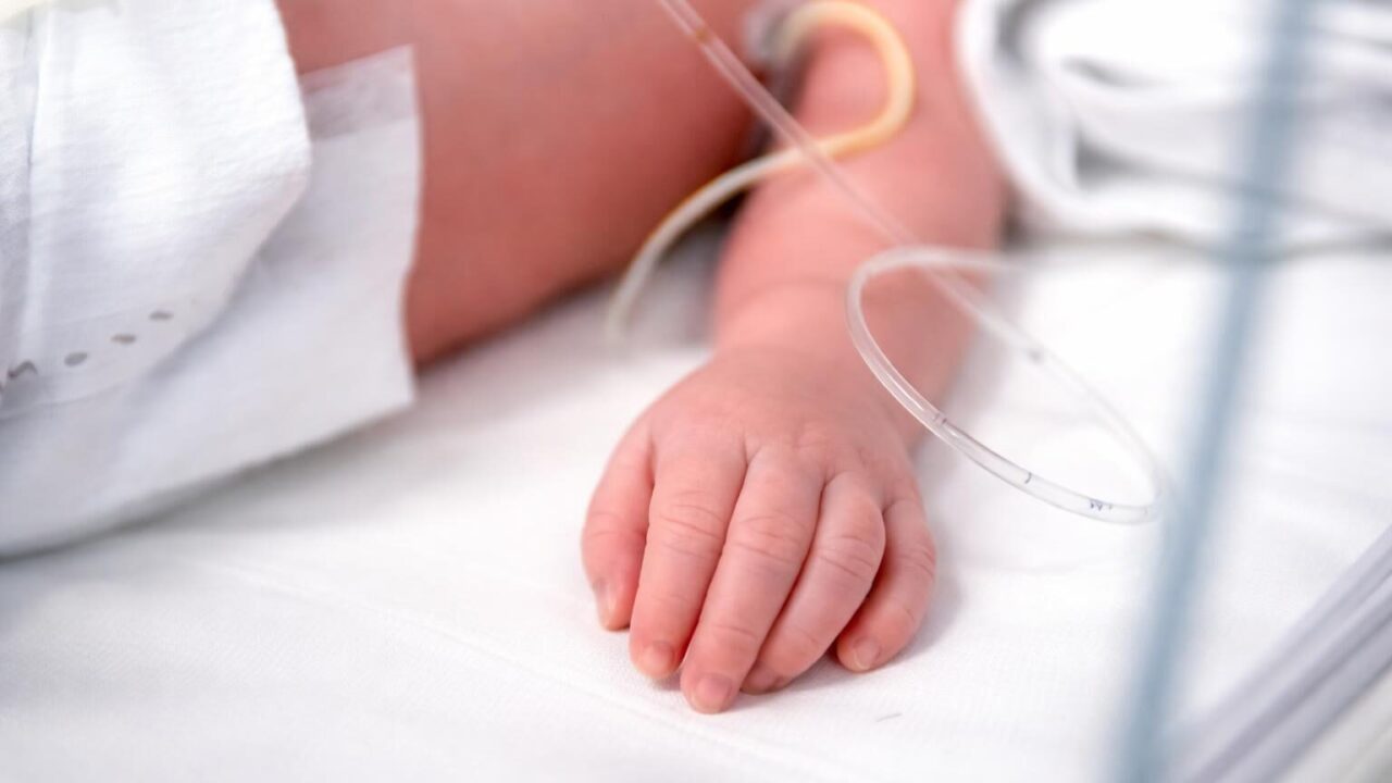Sora, tragedia per una neonata: un’infezione letale e misteri da chiarire