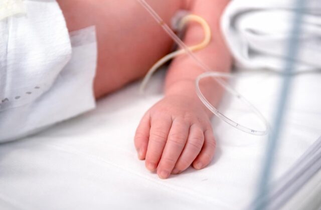 Sora, tragedia per una neonata: un’infezione letale e misteri da chiarire