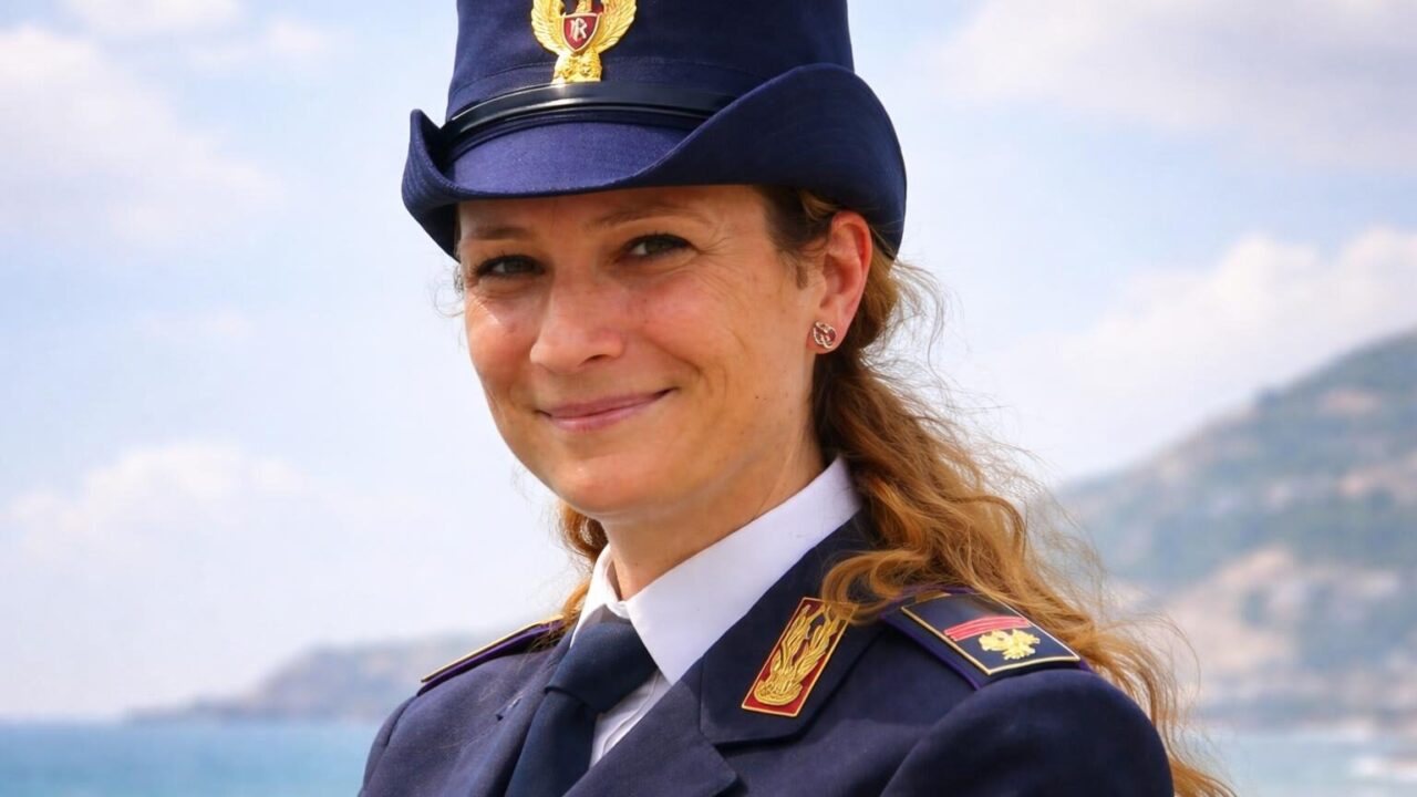 Sperlonga, eroica salvataggio di una poliziotta: due ragazzi in pericolo tra le onde