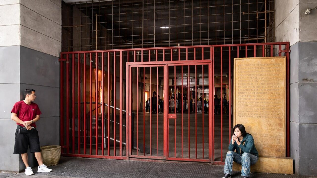 Spin Time: Incendio e Sequestro, Chi Pagherà il Prezzo della Crisi Urbana?