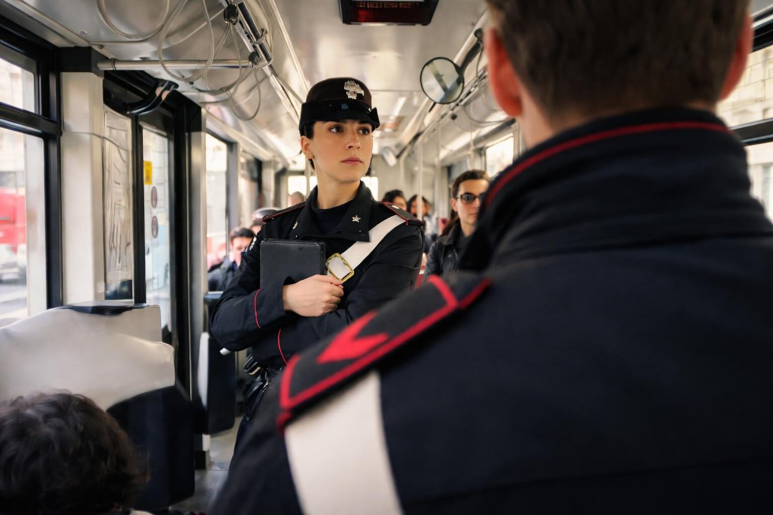 Spray urticante su bus a Roma: l'incubo di una anziana e le sue conseguenze per la sicurezza pubblica