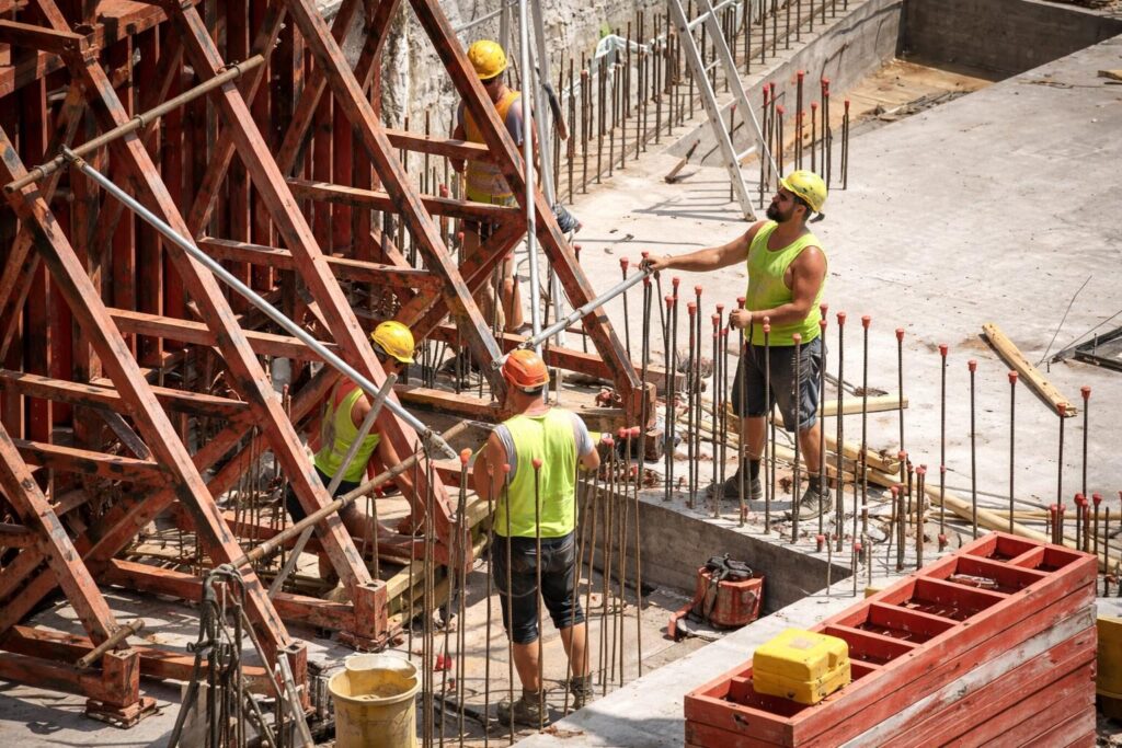 Stop ai cantieri: è davvero una vittoria per gli operai o un palliativo politico?