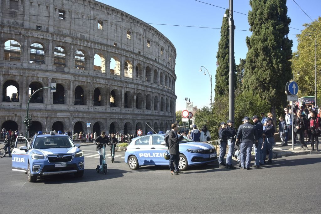 Roma in crisi: la violenza giovanile colpisce i vigili, è emergenza sociale!