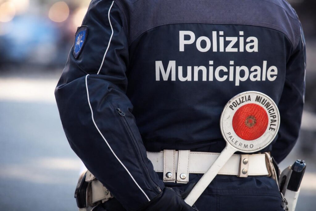 Tentato omicidio a Roma: automobilista sperona due agenti in un inseguimento folle