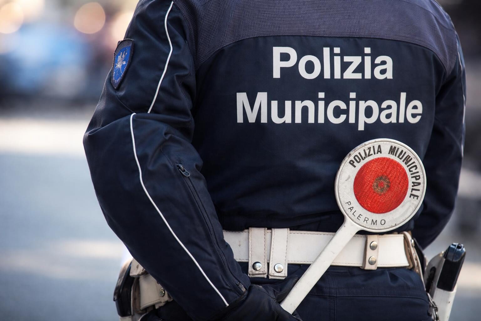 Tentato omicidio a Roma: automobilista sperona due agenti in un inseguimento folle