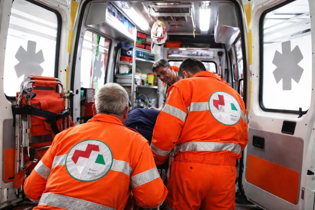 Tragedia a Formia: autobus fuori strada provoca un morto e due feriti
