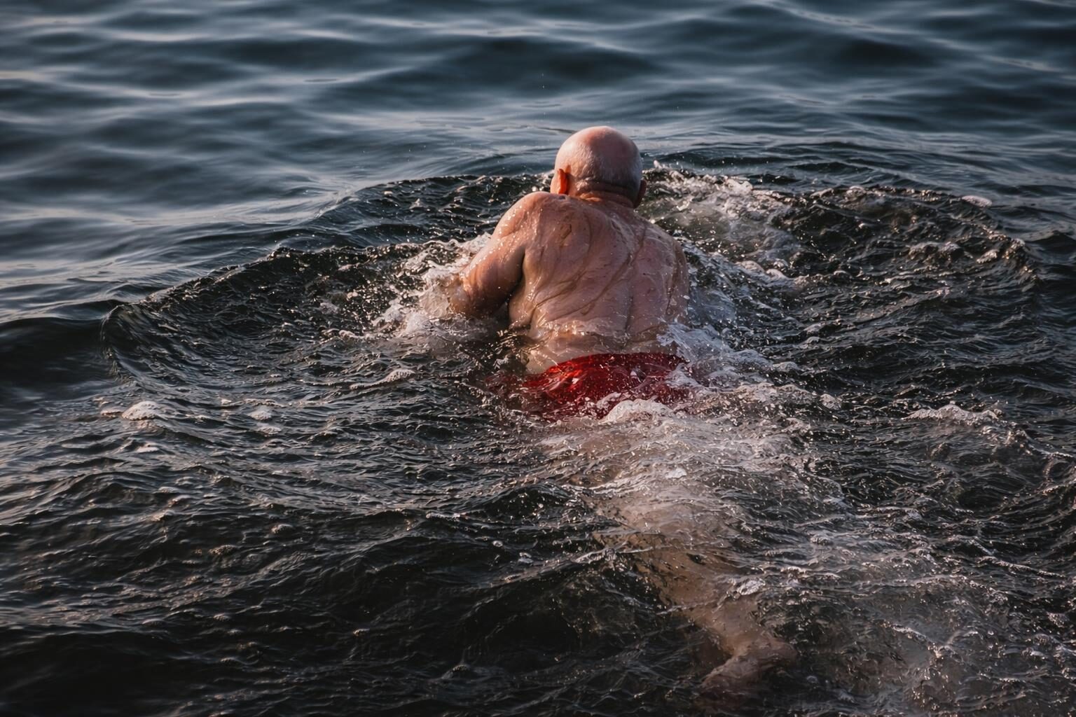 Tragedia a Ostia: un tuffo fatale e le domande su sicurezza in spiaggia