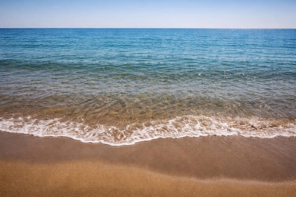 Tragedia a Sabaudia: un 44enne annegato mette in luce i rischi delle spiagge italiane