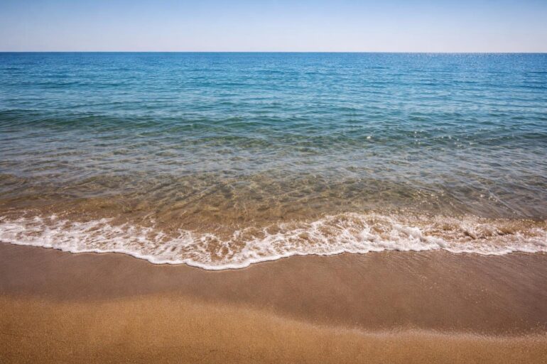 Tragedia a Sabaudia: un 44enne annegato mette in luce i rischi delle spiagge italiane
