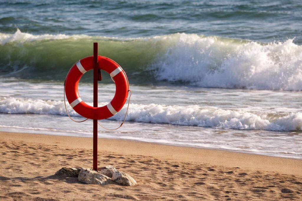 Tragedia a Torvaianica: la morte di un 50enne accende il dibattito sulla sicurezza in spiaggia