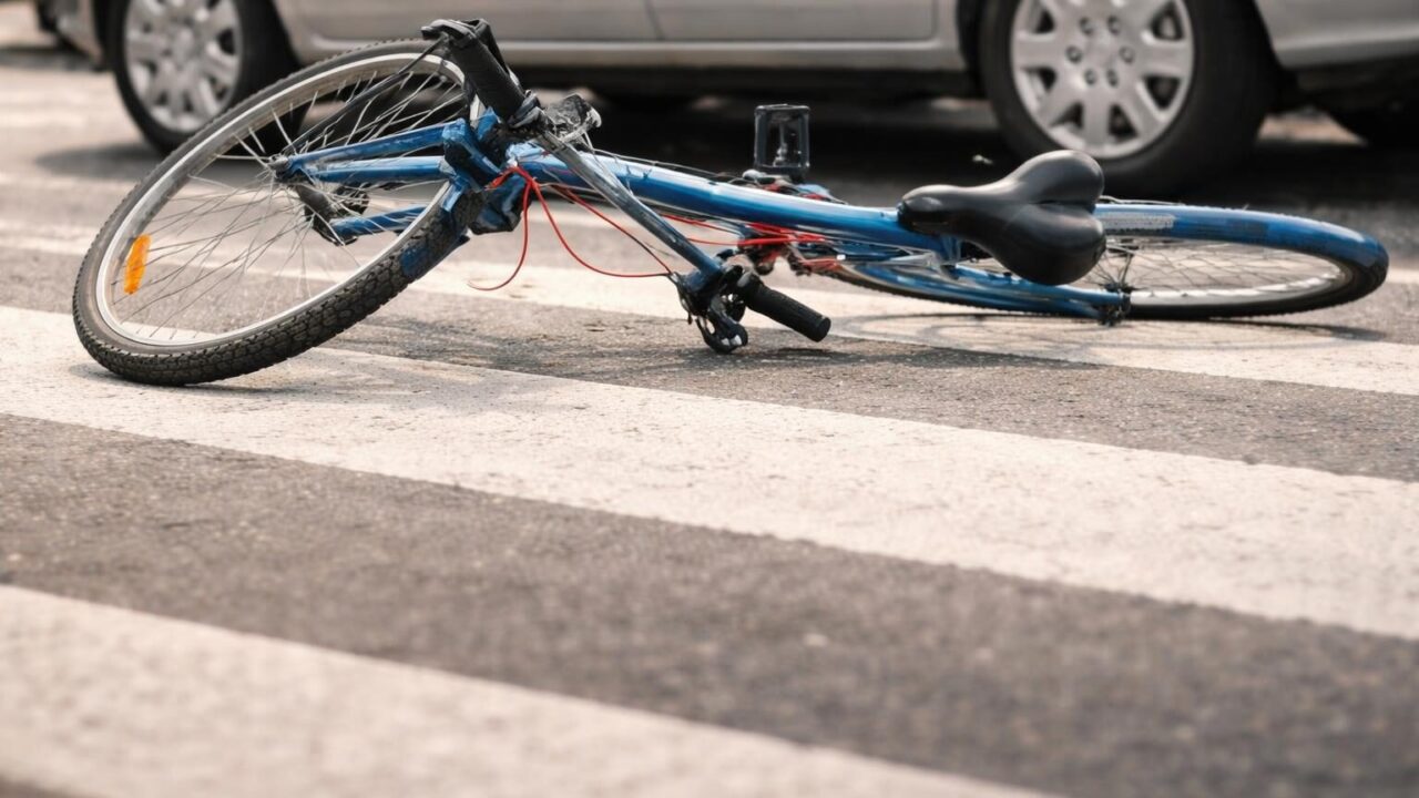 Tragedia sulla Pontina: un ciclista investito e ucciso da un’auto