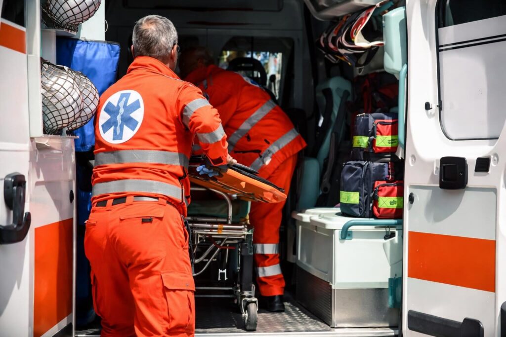 Tragico incidente a Cisterna di Latina: due vittime e le ombre sulla sicurezza stradale in Italia