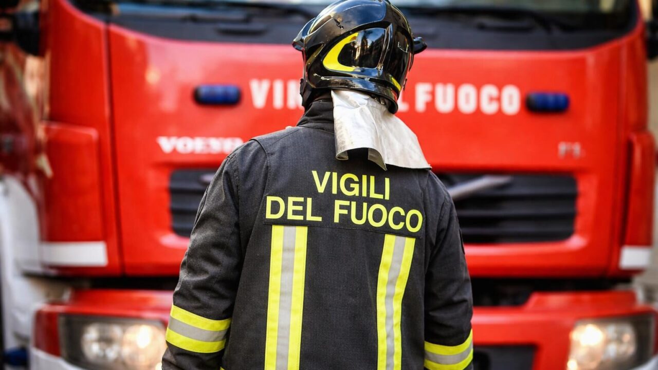 Tragico scontro sulla Roma-Fiumicino: un morto e il dibattito sulla sicurezza stradale