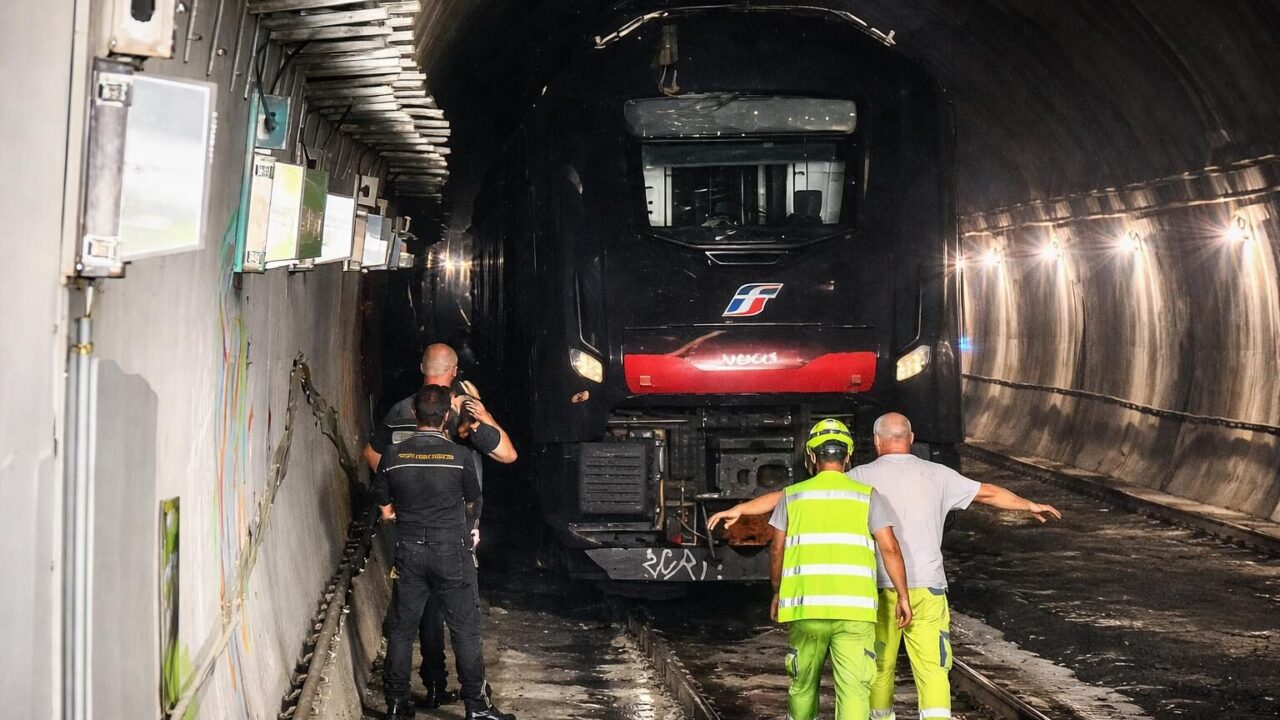 Trivella colpisce un treno a Roma: un incidente che grida vendetta per la sicurezza pubblica