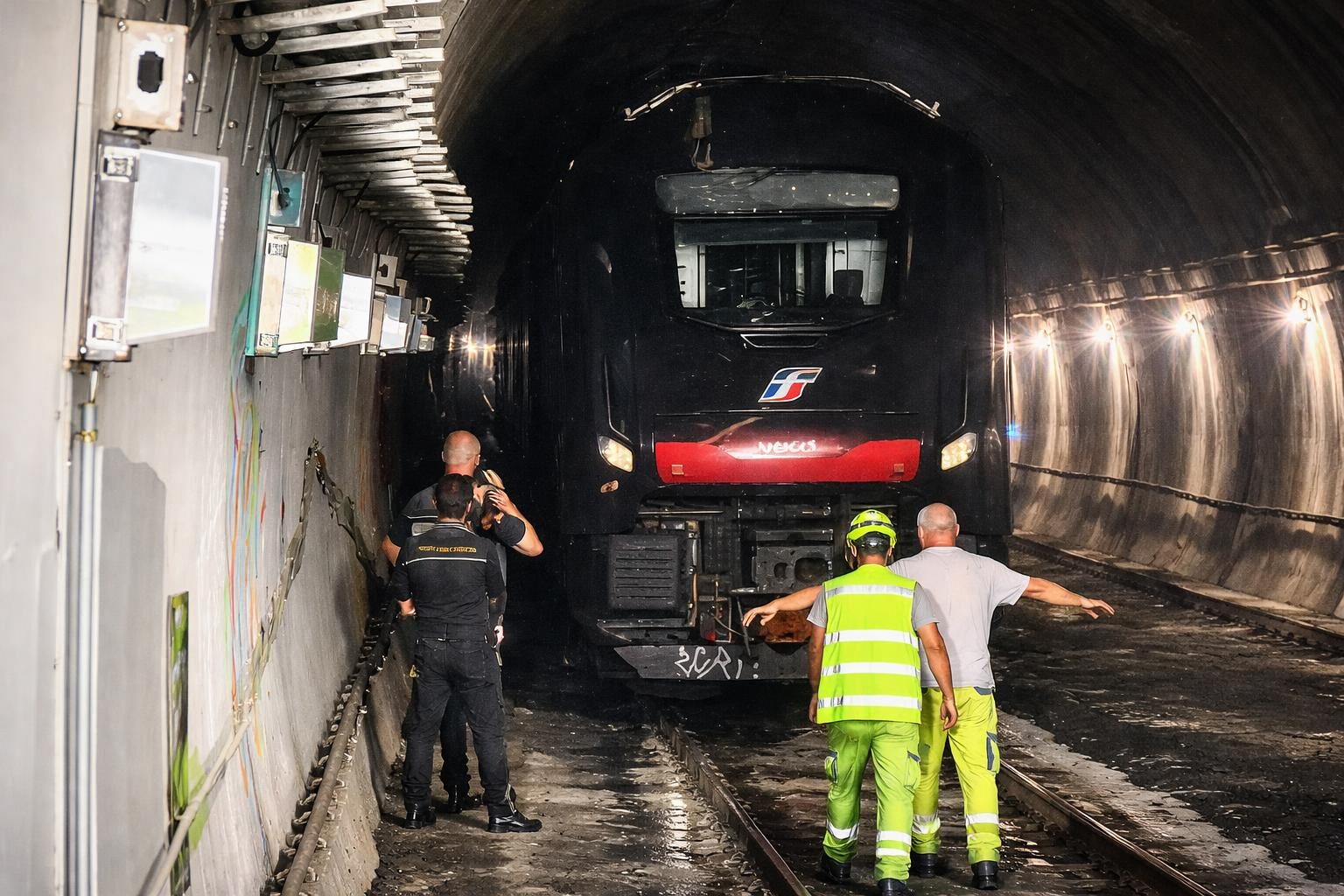 Trivella colpisce un treno a Roma: un incidente che grida vendetta per la sicurezza pubblica