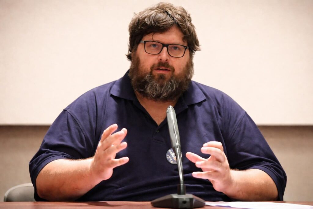 Truffa Collettiva: L’Arresto di Adinolfi e le Ombre di un Sistema Ingiusto