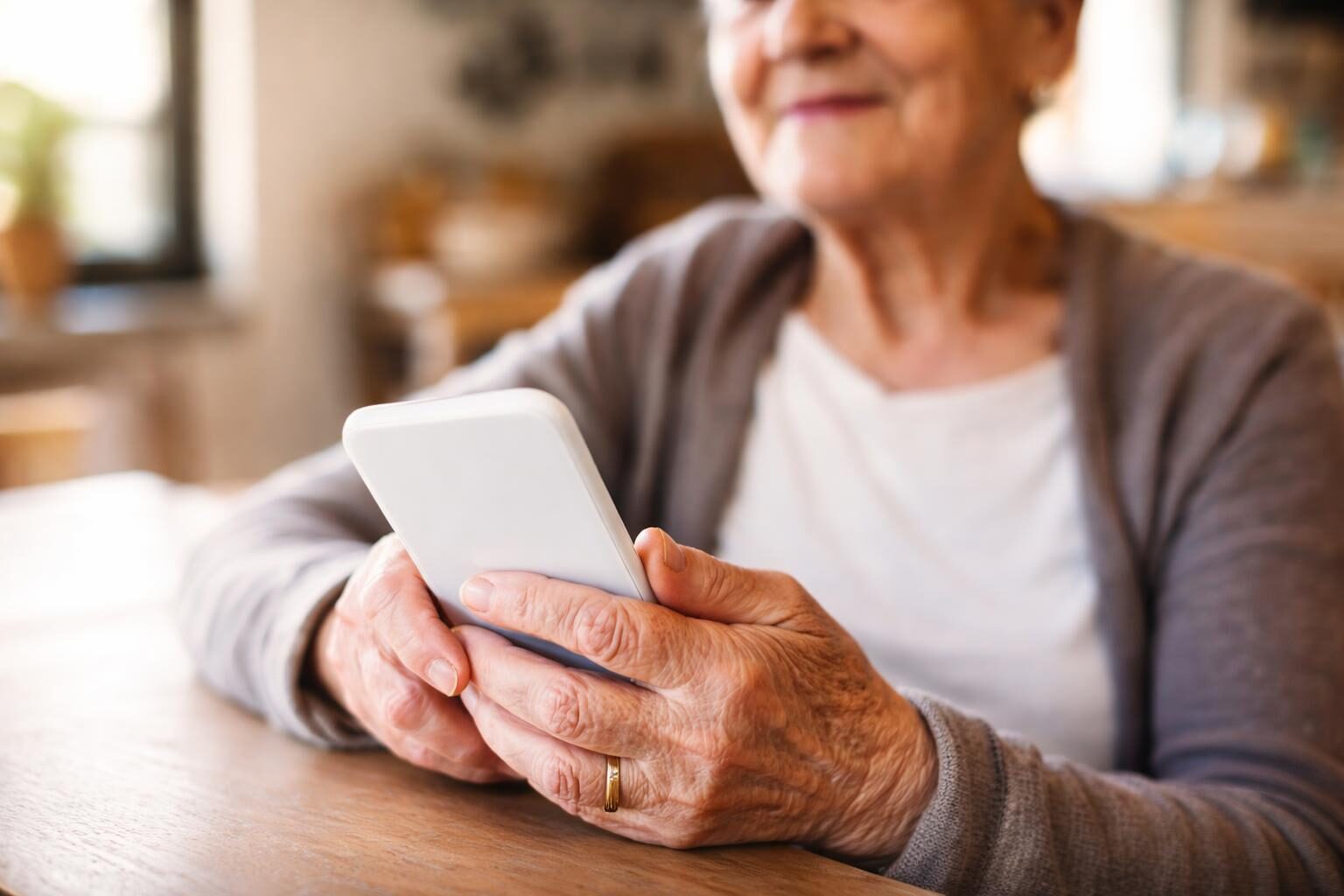 Truffe digitali: come la tecnologia inganna e deruba gli anziani a Roma