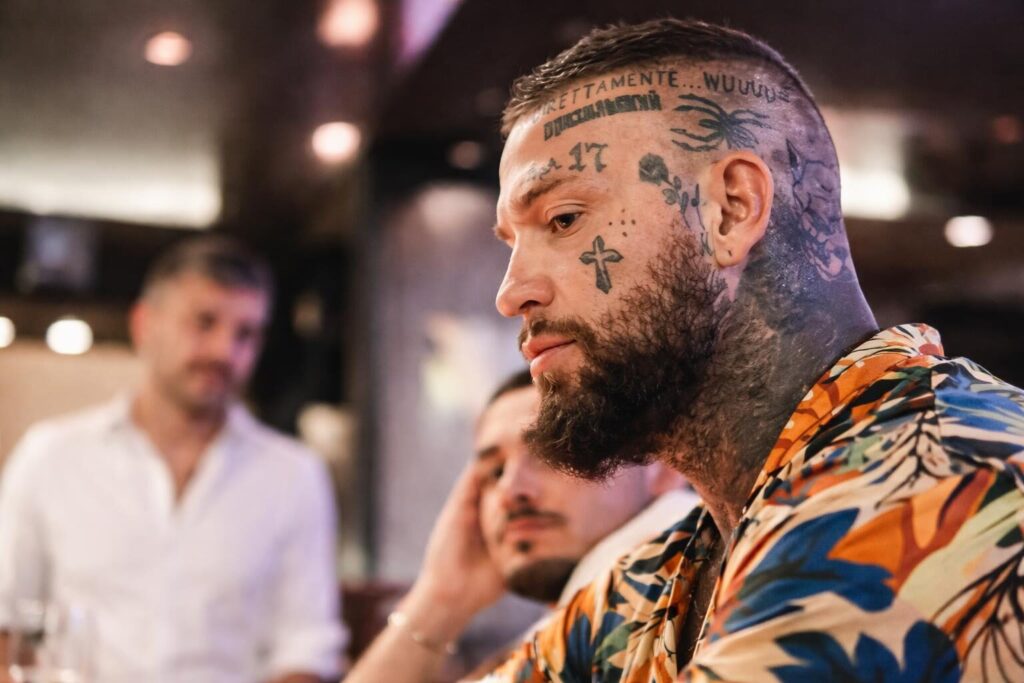Un influencer aggredisce un netturbino e lancia video auguri: dove va a finire la nostra società?