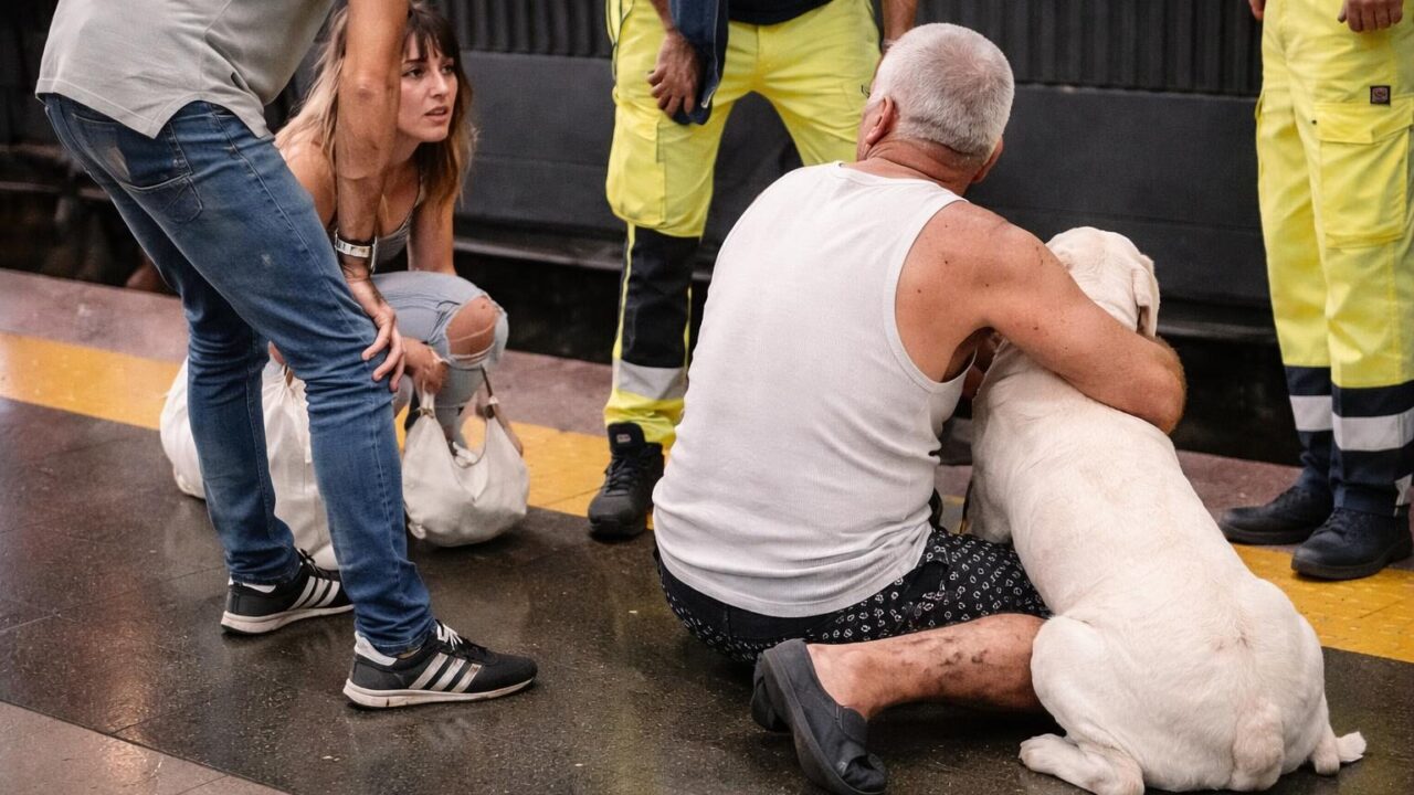 Uomo sulla Banchina della Metro: la Società si Mobilita, ma Cosa Ci Dice di Noi?