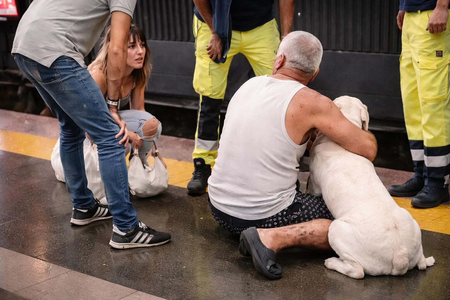 Uomo sulla Banchina della Metro: la Società si Mobilita, ma Cosa Ci Dice di Noi?