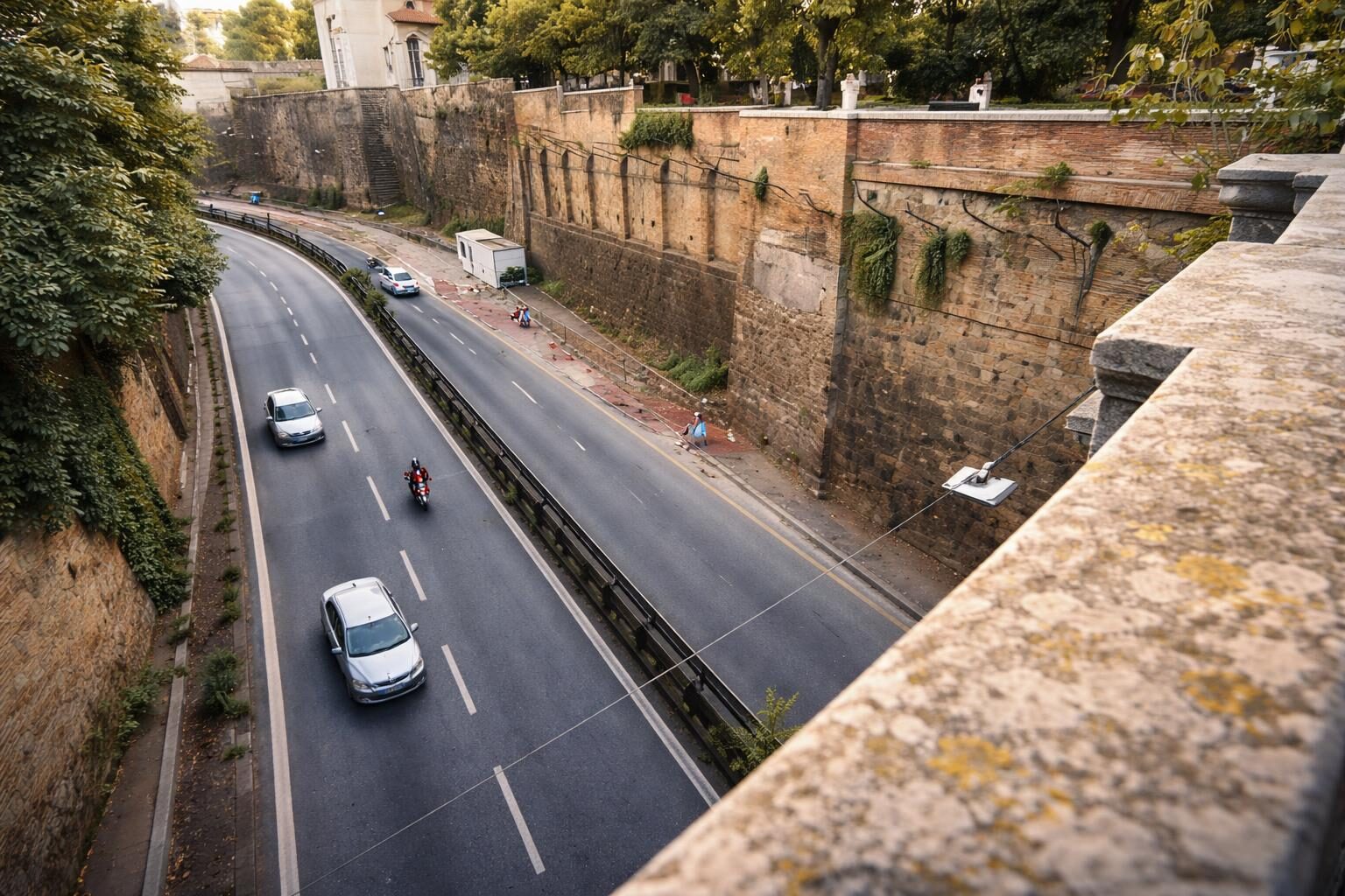 Violenza a Roma: arrestato giovane che lancia masso contro vigili, una questione di sicurezza urbana?