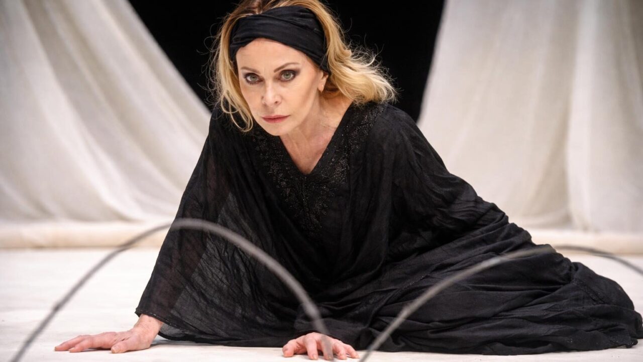 Antigone di Lia Tanzi: La Fragilità Umana Rispecchiata in un’Estate Incandescente