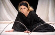 Antigone di Lia Tanzi: La Fragilità Umana Rispecchiata in un’Estate Incandescente