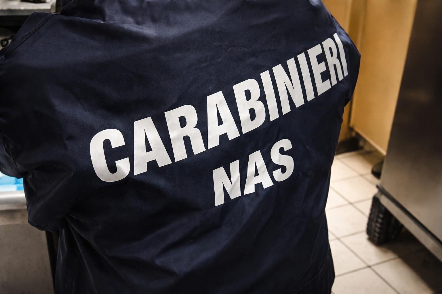 Bar di Latina chiuso: rischio crollo e interrogativi sulla sicurezza nei locali pubblici