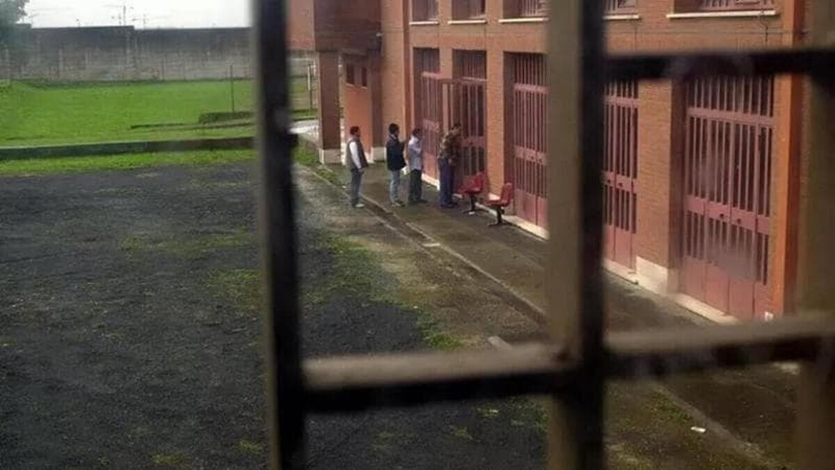 Casal del Marmo, tre agenti sospesi: il caso che smaschera le falle del controllo penitenziario