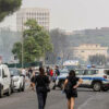 Case sotto assedio: a Roma il caldo e il verde trascurato trasformano i roghi in minaccia urbana Case sotto assedio: a Roma il caldo e il verde trascurato trasformano i roghi in minaccia urbana