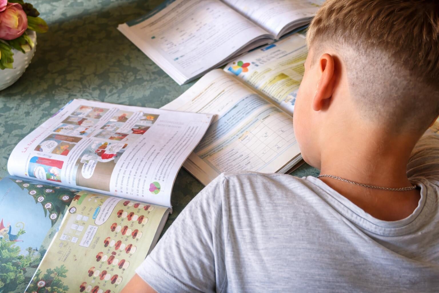 Compiti estivi: un peso che schiaccia famiglie e ragazzi nella calura di agosto