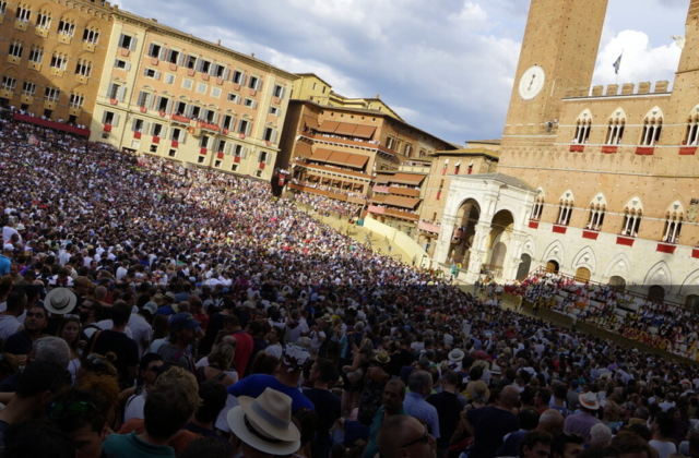 Dal Tevere a Piazza del Campo: i romani che vivono il Palio come una sfida di quartiere