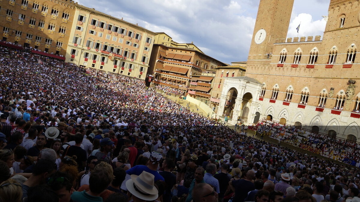 Dal Tevere a Piazza del Campo: i romani che vivono il Palio come una sfida di quartiere