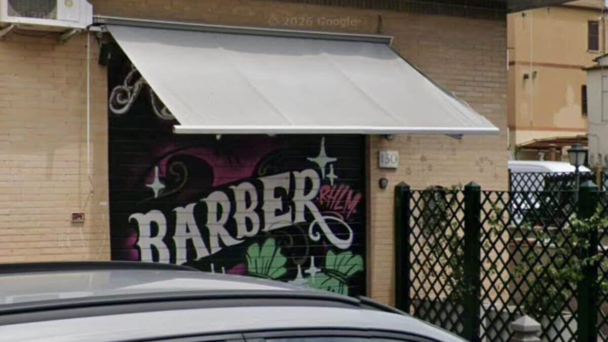 Esplosione davanti al barber shop a Tor Bella Monaca: negozi e palazzo colpiti, crescente allarme tra commercianti e residenti