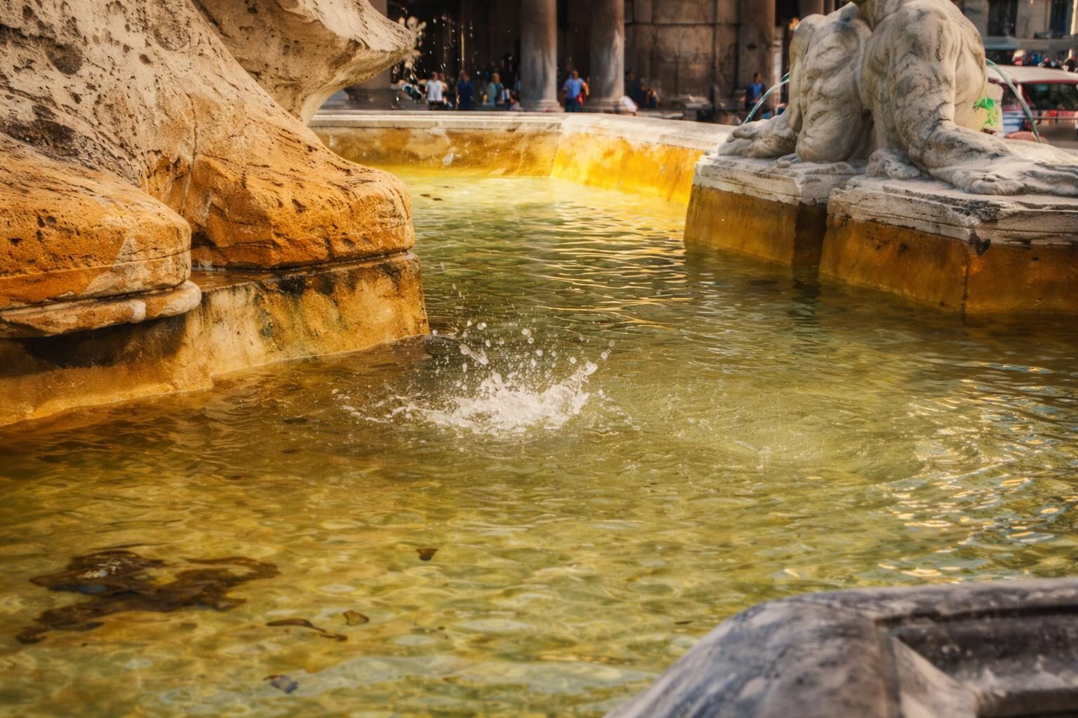 Fontana della Rotonda: un simbolo di bellezza rovinato dal degrado