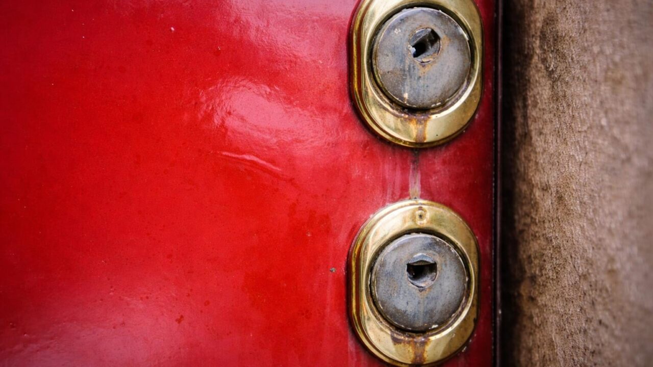 Furti con acido nitrico a Roma: un allerta che si fa serio