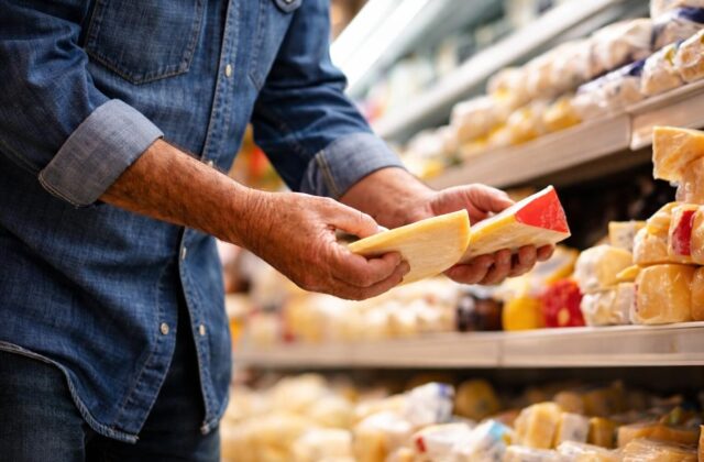 Furto di cibo in un supermercato: un grido disperato dalla crisi sociale