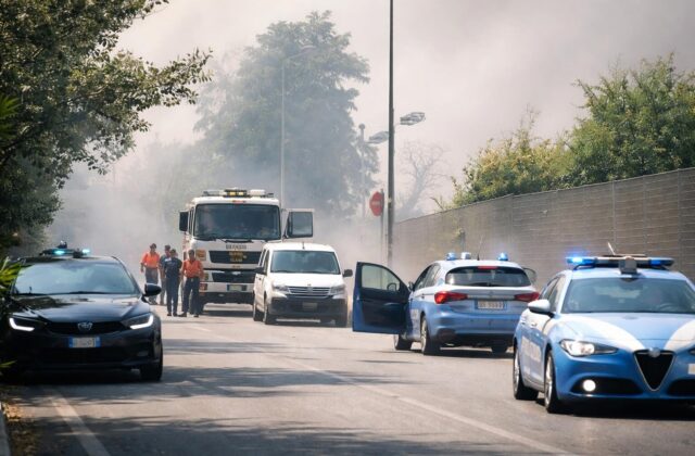 Incendi a Roma: il rogo di via Teano svela la vergogna dei rifiuti abbandonati