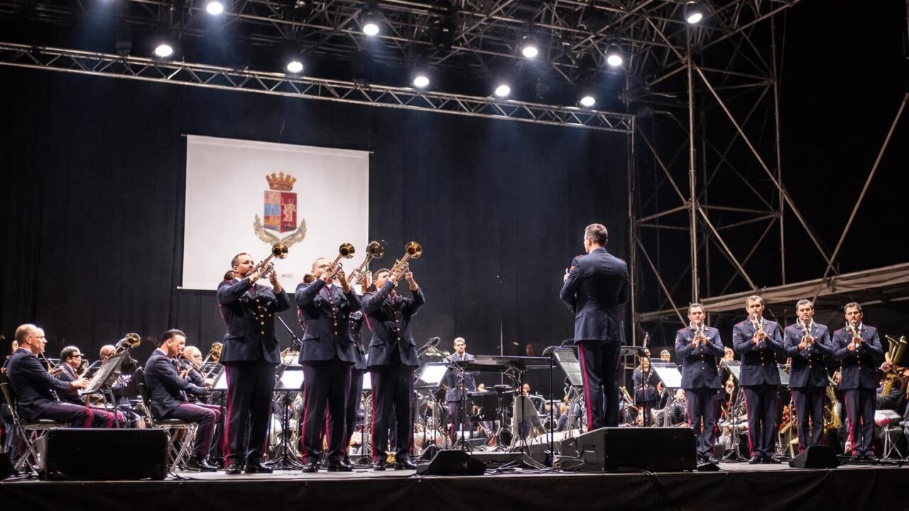 La Fanfara della Polizia incanta il Castello: un ponte tra cultura e comunità