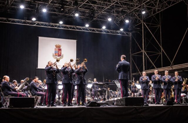 La Fanfara della Polizia incanta il Castello: un ponte tra cultura e comunità