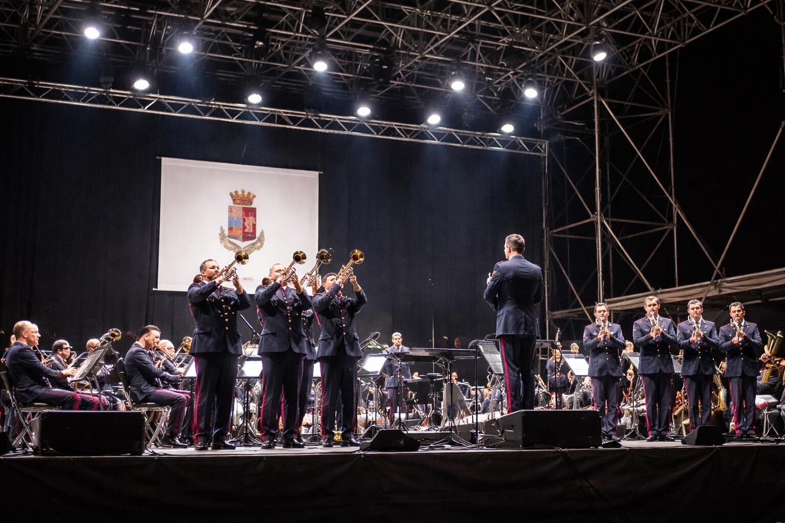 La Fanfara della Polizia incanta il Castello: un ponte tra cultura e comunità