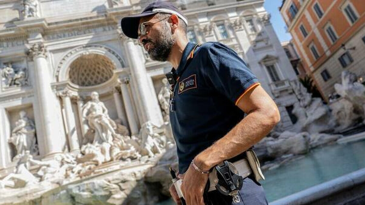 La sigaretta che distrae: il pretesto che fa ripartire i furti nel centro di Roma