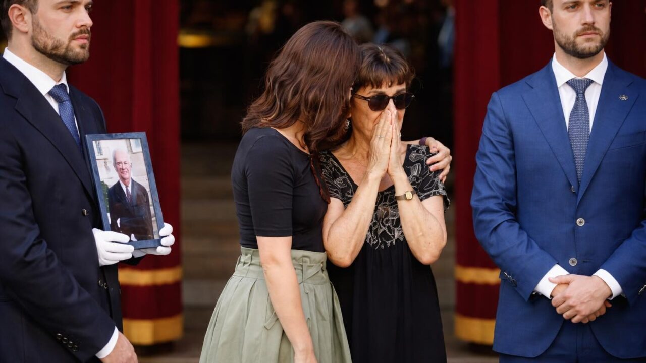 Lutto e amore: La lezione di vita dalla ministra Roccella ai funerali del marito