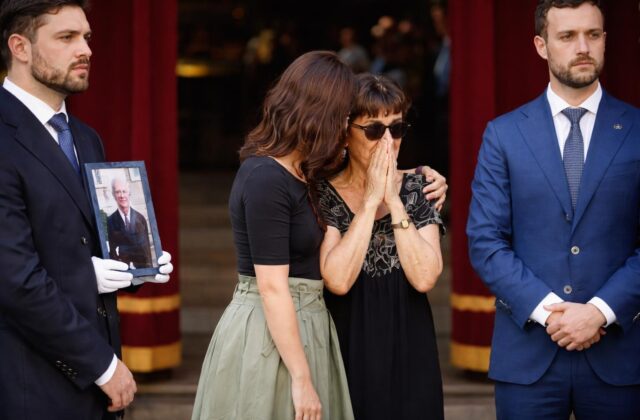 Lutto e amore: La lezione di vita dalla ministra Roccella ai funerali del marito