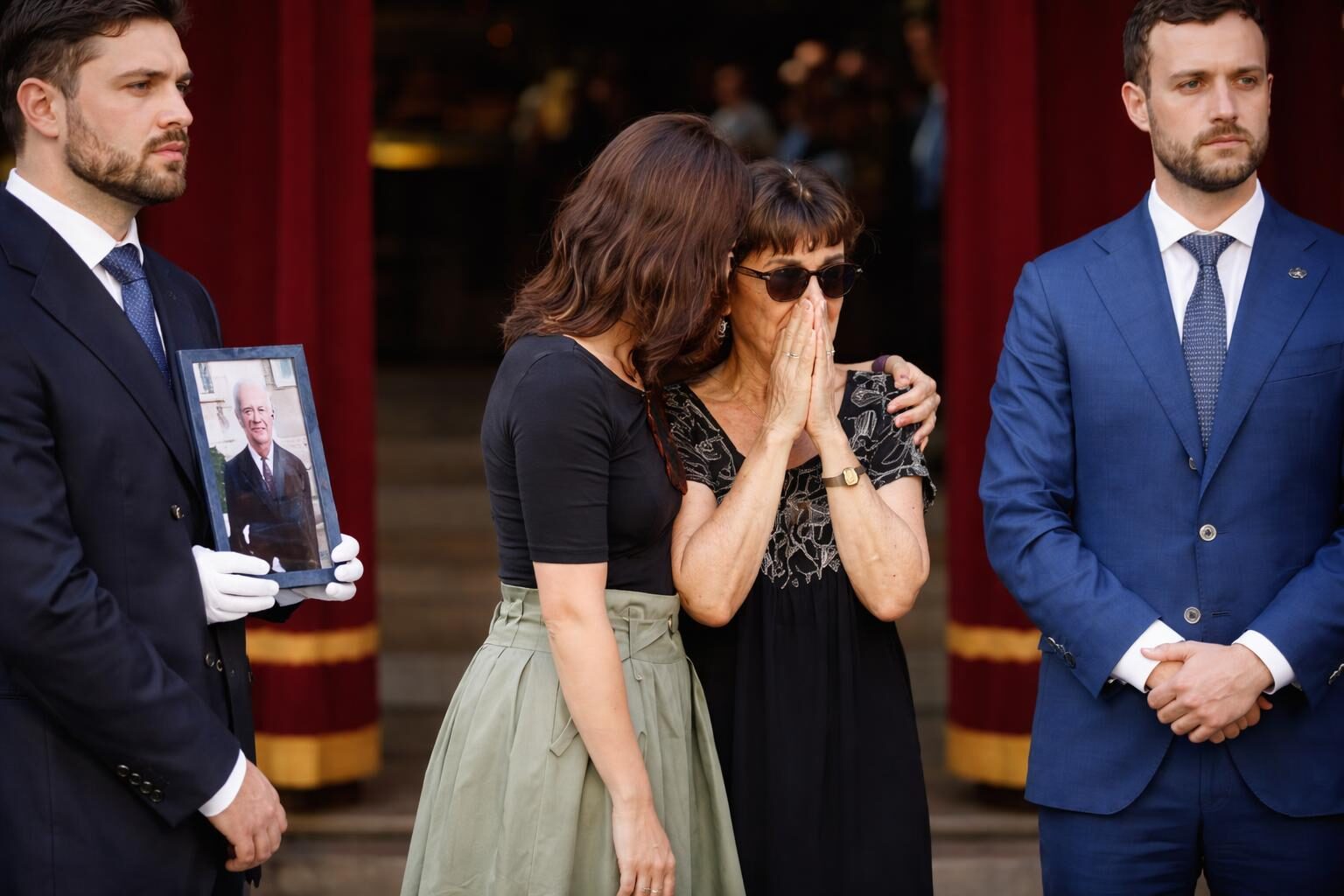 Lutto e amore: La lezione di vita dalla ministra Roccella ai funerali del marito