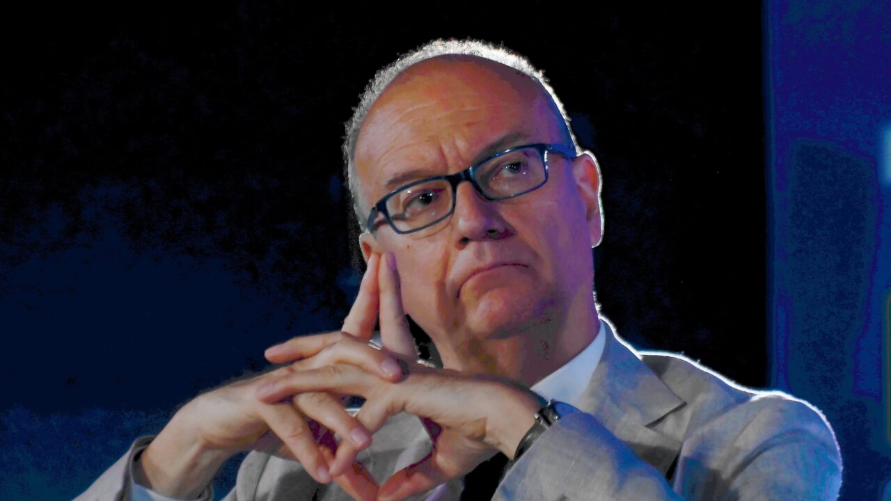 Scuola, la proposta del ministro Valditara: “Obbligo di studiare italiano per i genitori di studenti stranieri”