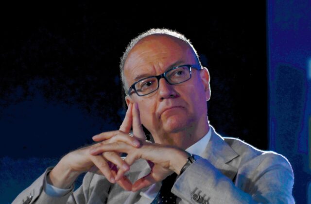 Scuola, la proposta del ministro Valditara: “Obbligo di studiare italiano per i genitori di studenti stranieri”
